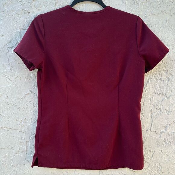 FIGS Scrub Top Women XXS Casma Three Pocket Burgundy - Picture 2 of 4